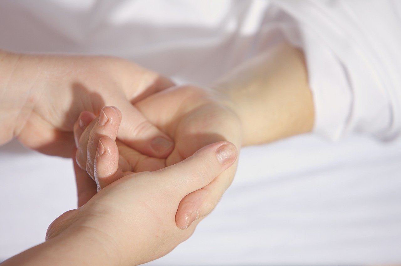 Massage des mains : des bienfaits sur le corps et l’esprit