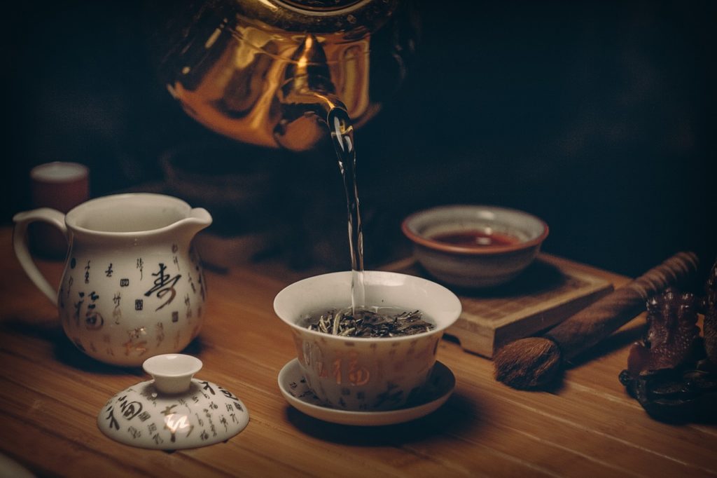 thé vert servi dans une tasse contenant des catéchines aux bienfaits stoppant la fonte musculaire