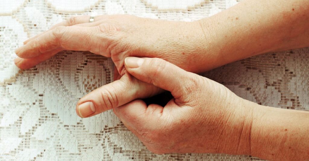 Quels gestes du quotidien aggravent la douleur du pouce