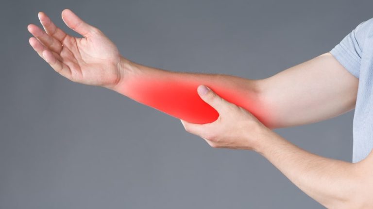 Pourquoi ai je mal au muscle extenseur de l’avant bras