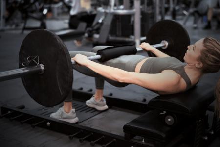 Le hip thrust cible t il davantage les fessiers que le squat